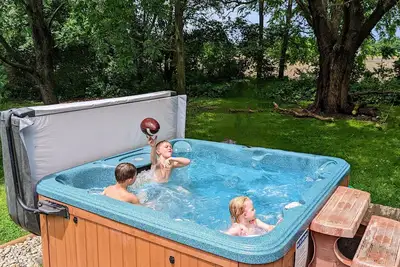 Image de Grande maison RÉNOVÉE! Près de Cedar Point, Sports Force Park & Islands! Jacuzzi