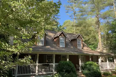 Image de Accueil personnalisé sur terrain de golf, porche enveloppant. Promenade dans les commodités de la vallée du Saphir.