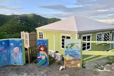 Image de Completement Rehabbed 2 chambres, 1 salle de bain, spa, douche extérieure et vue sur l'eau!