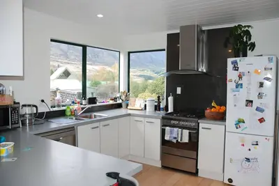 Image de Maison ensoleillée 4bd à Frankton à proximité des commerces - une vue imprenable!