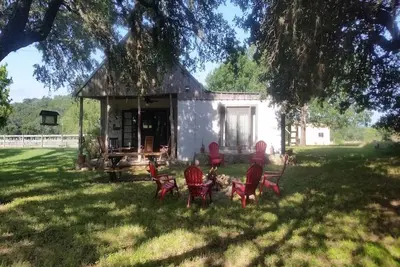 Image de Rustic River Cabin sous les Oaks et à quelques pas de la rivière.