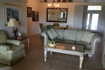 Image de Belle maison sur terrain de golf avec des avantages de golf et plus!