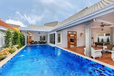 Nouvelle villa privée de 5 chambres avec piscine et piscine et sauna