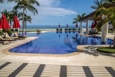 Image de Mexique côtier Condo avec des vues spectaculaires et piscine sur le toit