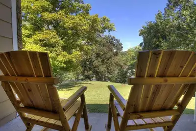 Image de Smoky Mtn Acres. Spa, balançoires, bascules et barbecue sur 5 acres