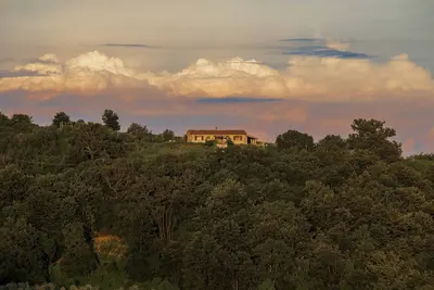 Image de Maison en pierre dans la campagne toscane
