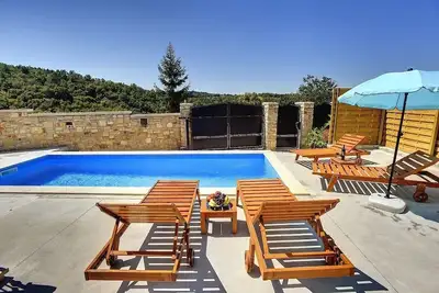 Image de Villa centenaire et fraîchement restaurée avec piscine privée, climatisation, wifi, terrasse et barbecue.