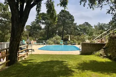 5 appartements de deux et trois chambres (4 à 7 lits) avec piscine privée près de la plage