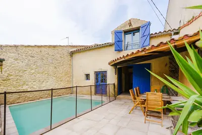 Image de Maison française du 19ème siècle rénovée avec piscine privée et cour intérieure