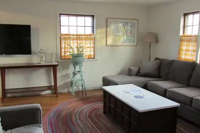 Image de Maison dans le quartier de Marivista, Teaticket. Marchez pour faire du kayak sur Great Pond.