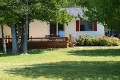 Image de \"Bungalow\" sur le côté du coucher de soleil du magnifique lac Glen