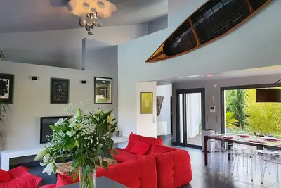 Image de Villa contemporaine entière avec piscine, jacuzzi, parking.