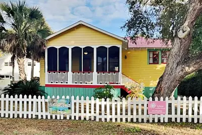 Image de Cottage de charme avec vérandas grillagées, cour clôturée, animaux acceptés, à quelques pas de la plage