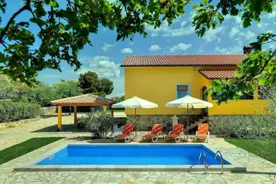 Image de Finca ensoleillée avec piscine privée, terrain de volley-ball