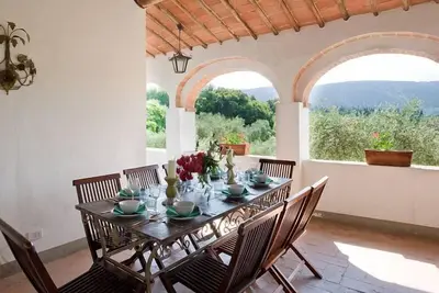 Image de Montestigliano, une authentique ferme au coeur de la Toscane, est une oasis de paix et de beauté qui offre à ses hôtes des résidences raffinées et une vue enchanteresse