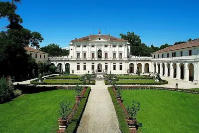 Image de Villa Barchessa: Un élégant appartement de deux étages qui fait partie d'une villa historique entourée de beaux jardins.