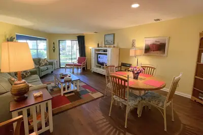 Image de Condo de rez-de-chaussée souhaitable dans une communauté fermée avec piscine et centre de fitness