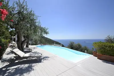 Image de Villa Libellula: Une villa enchanteur et lumineuse de trois étages face au soleil et à la mer.