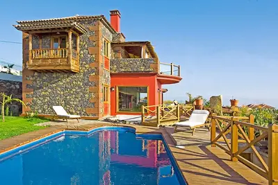 Image de Maison idyllique en pierre avec beaux balcons en bois et piscine à Tijarafe