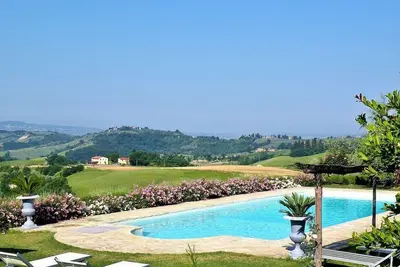 Image de Villa Gilia C: Un appartement caractéristique et accueillant faisant partie d'une villa de deux étages entourée de verdure.