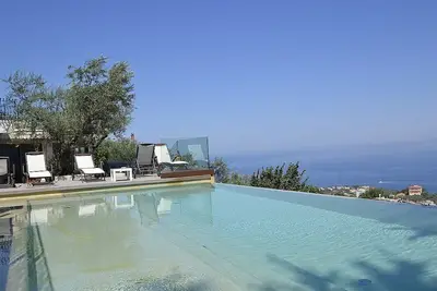 Image de Villa Dulcibella: Une splendide villa située sur une colline.