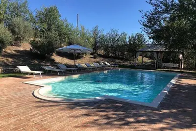 Image de Villa Gramigna: Une charmante villa de deux étages entourée de verdure.