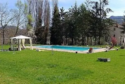 Image de Appartement Aria A: Un appartement caractéristique entouré de prairies et de collines verdoyantes.