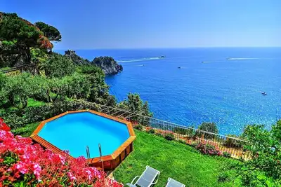 Image de Villa Amaltea: Une villa lumineuse de trois étages construite avec vue sur la mer.