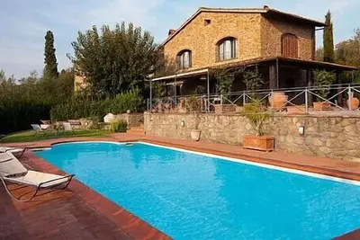 Image de Villa Pagliara: Une villa de trois étages caractéristique et accueillante dans le style caractéristique de la campagne toscane.