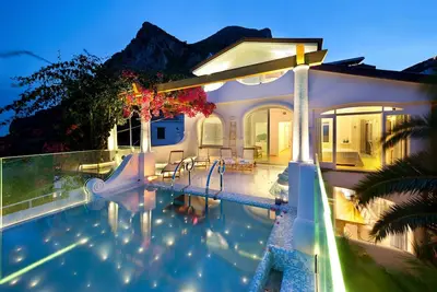 Image de Villa de luxe récemment rénovée avec des matériaux de haute qualité, avec piscine panoramique et