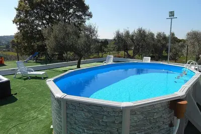 Casa Viola A: Un appartement confortable entouré de verdure.