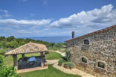 Image de Villino Brianna: Un chalet caractéristique face au soleil et à la mer.