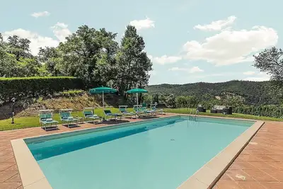 Image de Villa Etra: Une villa élégante et accueillante de deux étages dans le style caractéristique de la campagne toscane.