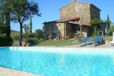 Image de Villa Lavanda Grande: Une ancienne ferme confortable sur deux étages entouré de verdure.
