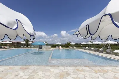 Casa Marieva G: Un élégant appartement entouré de verdure.
