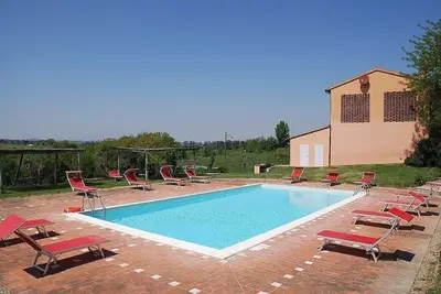 Image de Casa Cassiodoro D: Une ancienne ferme toscane accueillante sur deux étages entourée de vignes et d'oliviers.