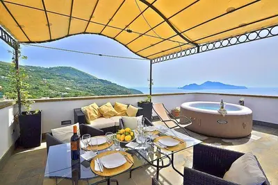 Image de Torre Petra: Une ancienne tour de guet élégante et accueillante sur six étages face au soleil et à la mer.