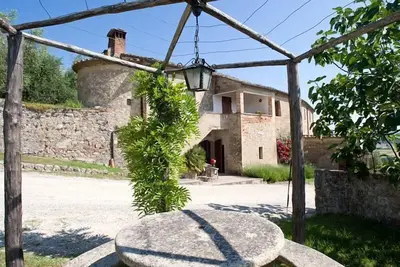 Image de Montestigliano, une authentique ferme au coeur de la Toscane, est une oasis de paix et de beauté qui offre à ses hôtes des résidences raffinées et une vue enchanteresse