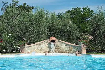 Image de Casa Canarino A: Un charmant appartement entouré de prairies et de collines verdoyantes.