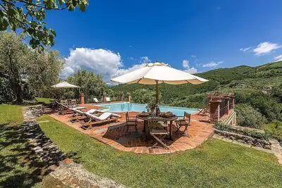 Image de Villa Deliziosa: Une ancienne ferme caractéristique et accueillante sur deux étages entouré de verdure.