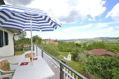 Image de Casa Lucrezia: Une maison indépendante lumineuse et gaie de deux étages entourée de verdure.