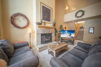 Image de Récemment mise à jour, cette maison de ville de 3 chambres et 3 salles de bains est le lieu idéal pour une grande famille préparant leurs prochaines vacances dans les montagnes de Keystone Colorado.