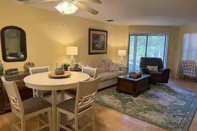 Image de Condo récemment rénové dans la communauté fermée, piscine et centre de remise en forme