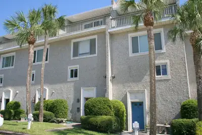 Image de Moins De MOITIÉ Un Bloc À La Plage Avec Vue Mer