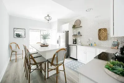 Stay With Lucky Savannah: 2br côtiers rénovés par Forysth Park avec parking!