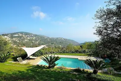 Image de Villa Gitana: Une villa accueillante de deux étages face au soleil et à la mer.