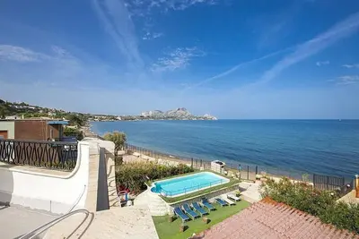 Villa Maristella: Une villa spacieuse de deux étages située directement sur la plage.