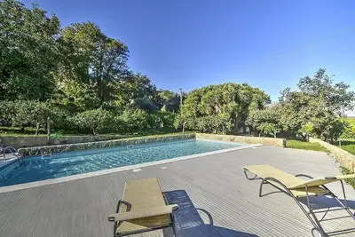 Image de Villa Pascal C: Un appartement caractéristique et accueillant qui fait partie d'une villa entourée de prairies et de collines verdoyantes.