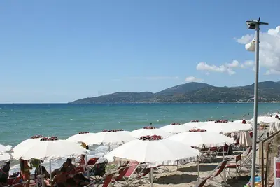 Image de Villa Briseide: Un appartement caractéristique et accueillant qui fait partie d'une villa de deux étages située à quelques pas de la plage de sable.
