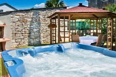 Image de Maison de vacances dans Buje avec Balcon, Climatisation, Wifi, Machine Ă laver (567-1)